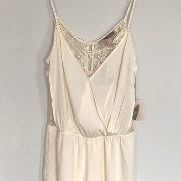 🌻Cream romper with Lace and Chiffon detail Size L - Picture 3 of 7